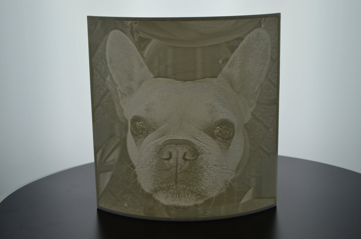 Leuchtende 3D-Foto-Lithophane mit Teelicht neben einem personalisierten Schlüsselanhänger