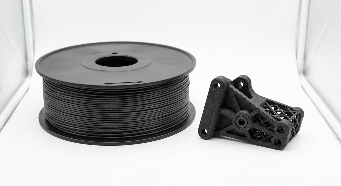carbonfaserverstärktem Filament neben einem 3D-gedruckten technischen Bauteil