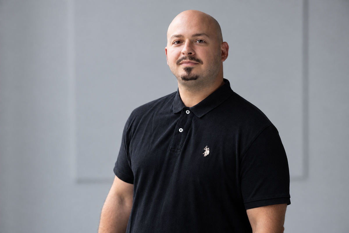 Inhaber von 3dpl.ch im schwarzen Poloshirt vor grauem Hintergrund