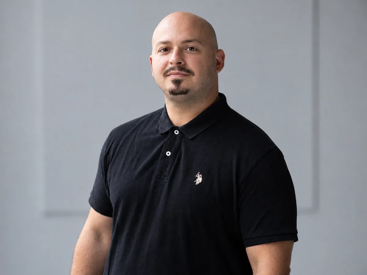 Inhaber von 3dpl.ch im schwarzen Poloshirt vor grauem Hintergrund